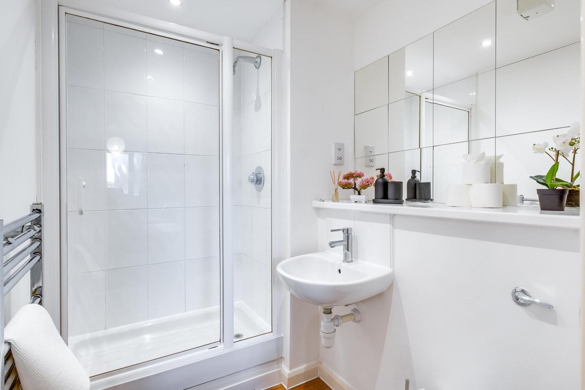 Anime Suite - Central And Free Parking With Netflix Birmingham Exteriör bild